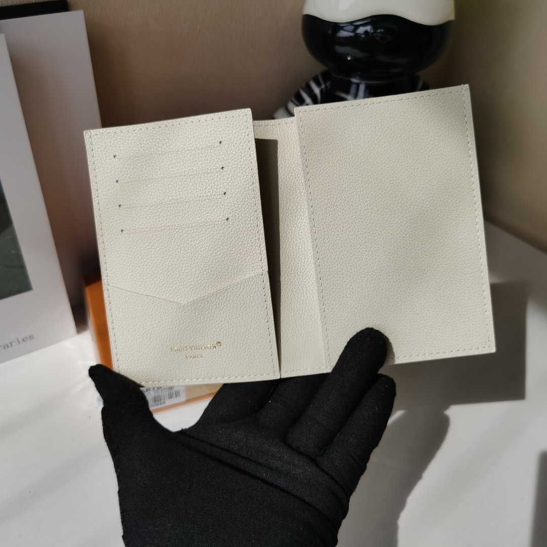 ルイ・ヴィトン M25917 護照封套 Dream色調のエレガントなデザイン