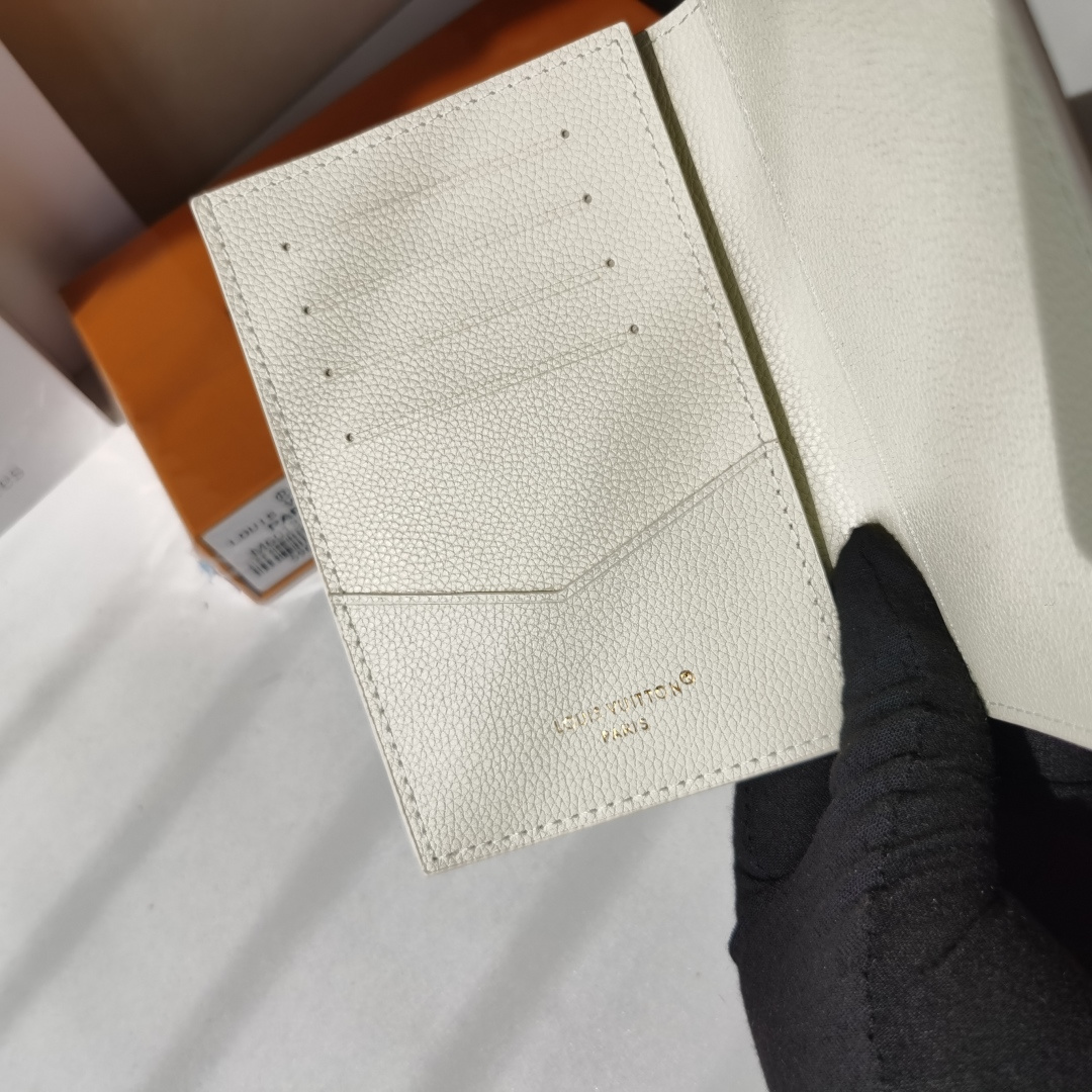ルイ・ヴィトン M25917 護照封套 Dream色調のエレガントなデザイン