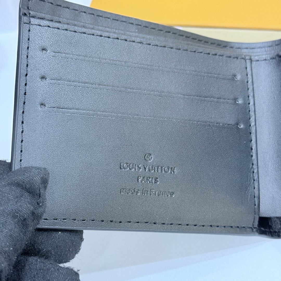 ルイ・ヴィトンのダミエグラフィット財布