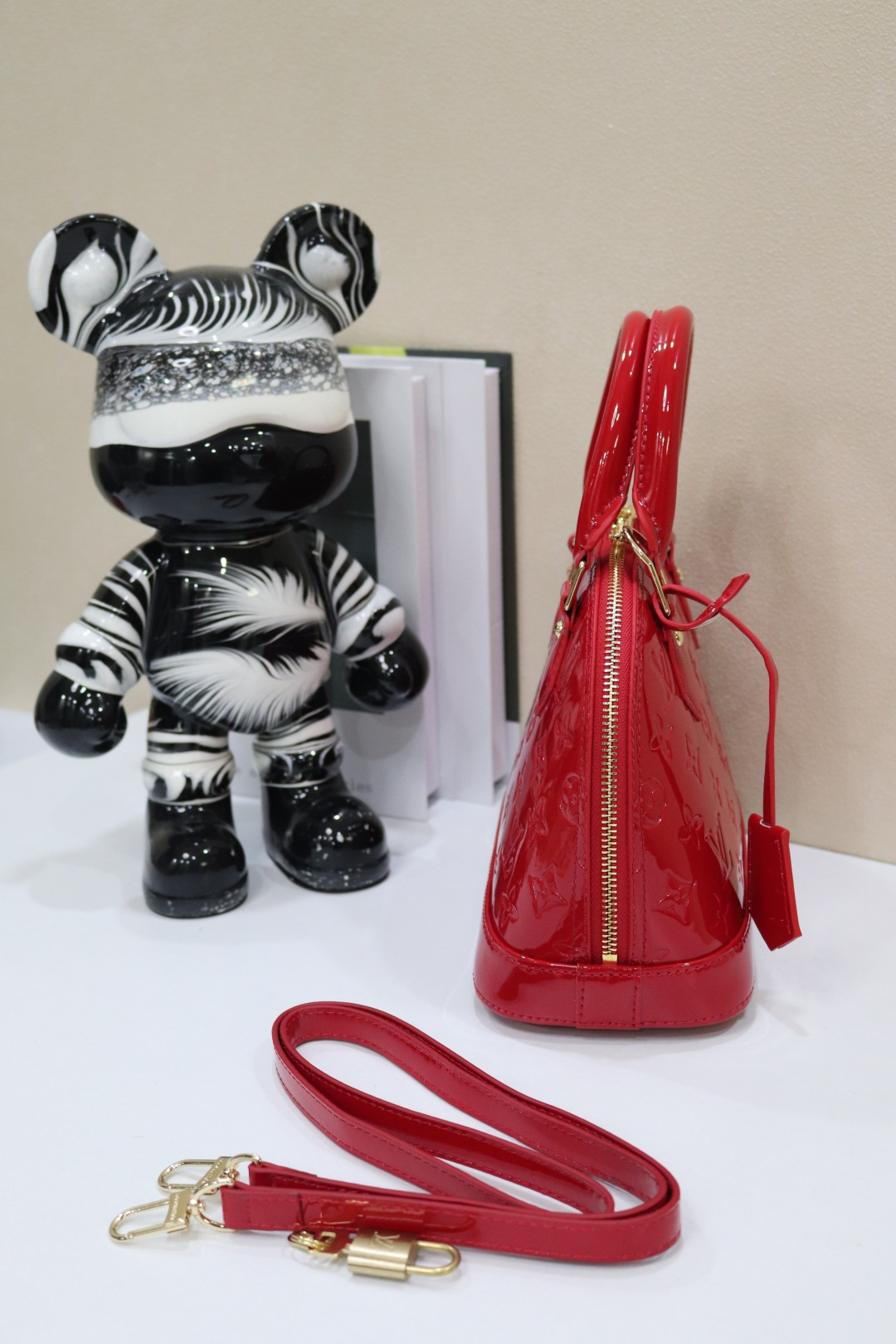 ルイ・ヴィトン Alma BB 漆皮ベーシックバッグ