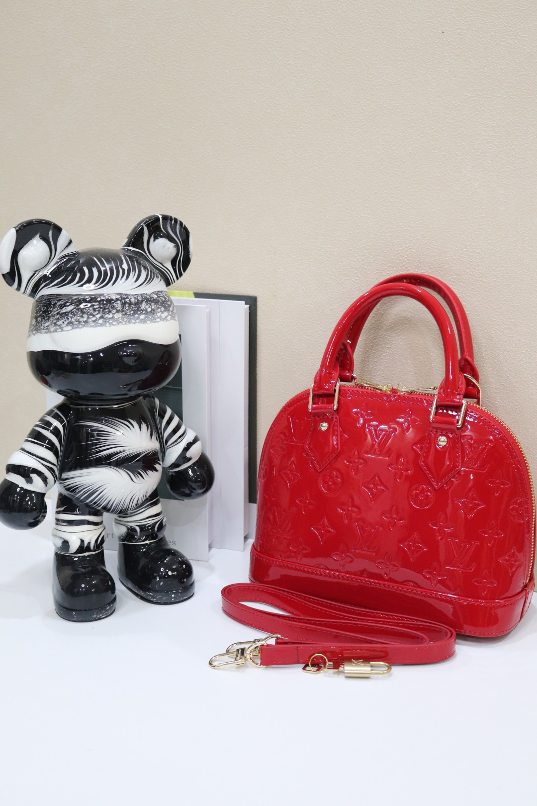 ルイ・ヴィトン Alma BB 漆皮ベーシックバッグ