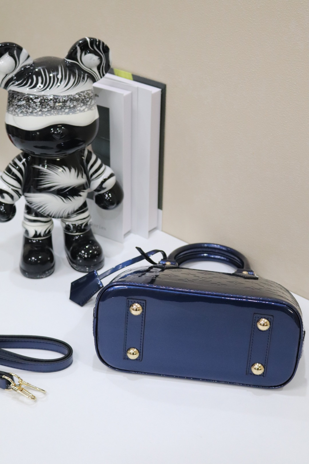 ルイヴィトン アルマBB ベルベットエピレザーのクラシックハンドバッグ