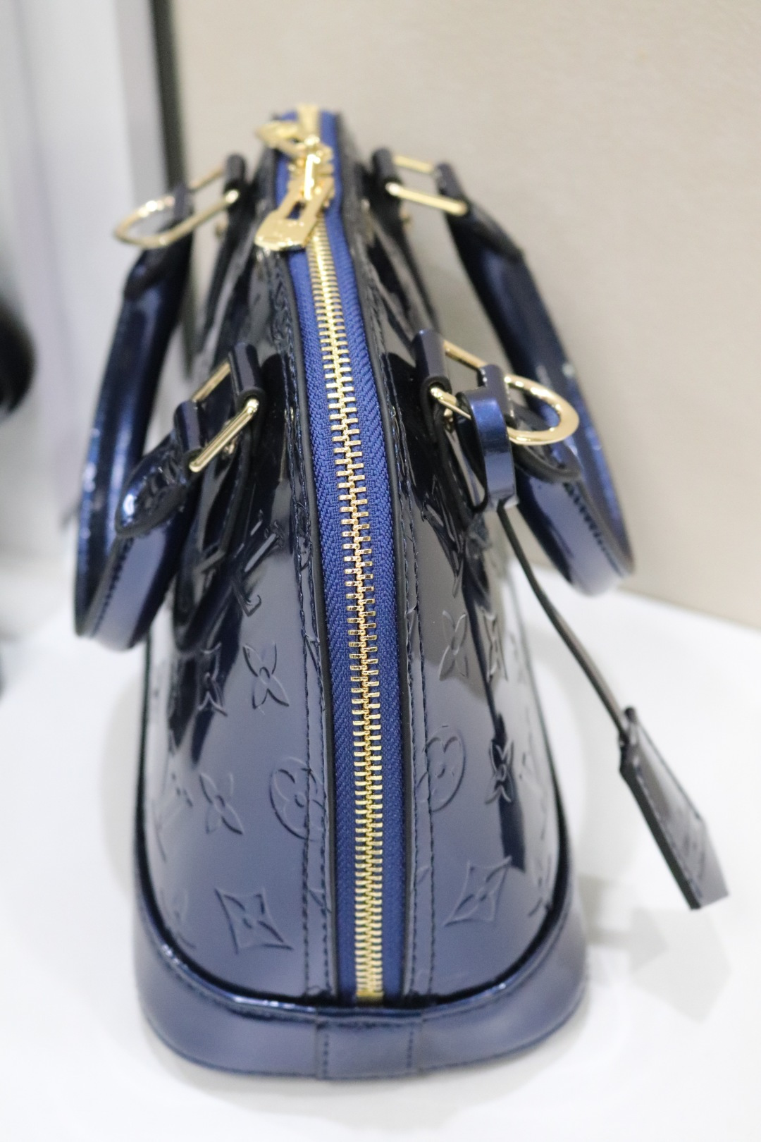 ルイヴィトン アルマBB ベルベットエピレザーのクラシックハンドバッグ