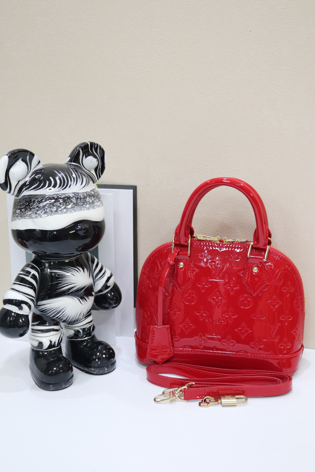 ルイ・ヴィトン Alma BB 漆皮ベーシックバッグ