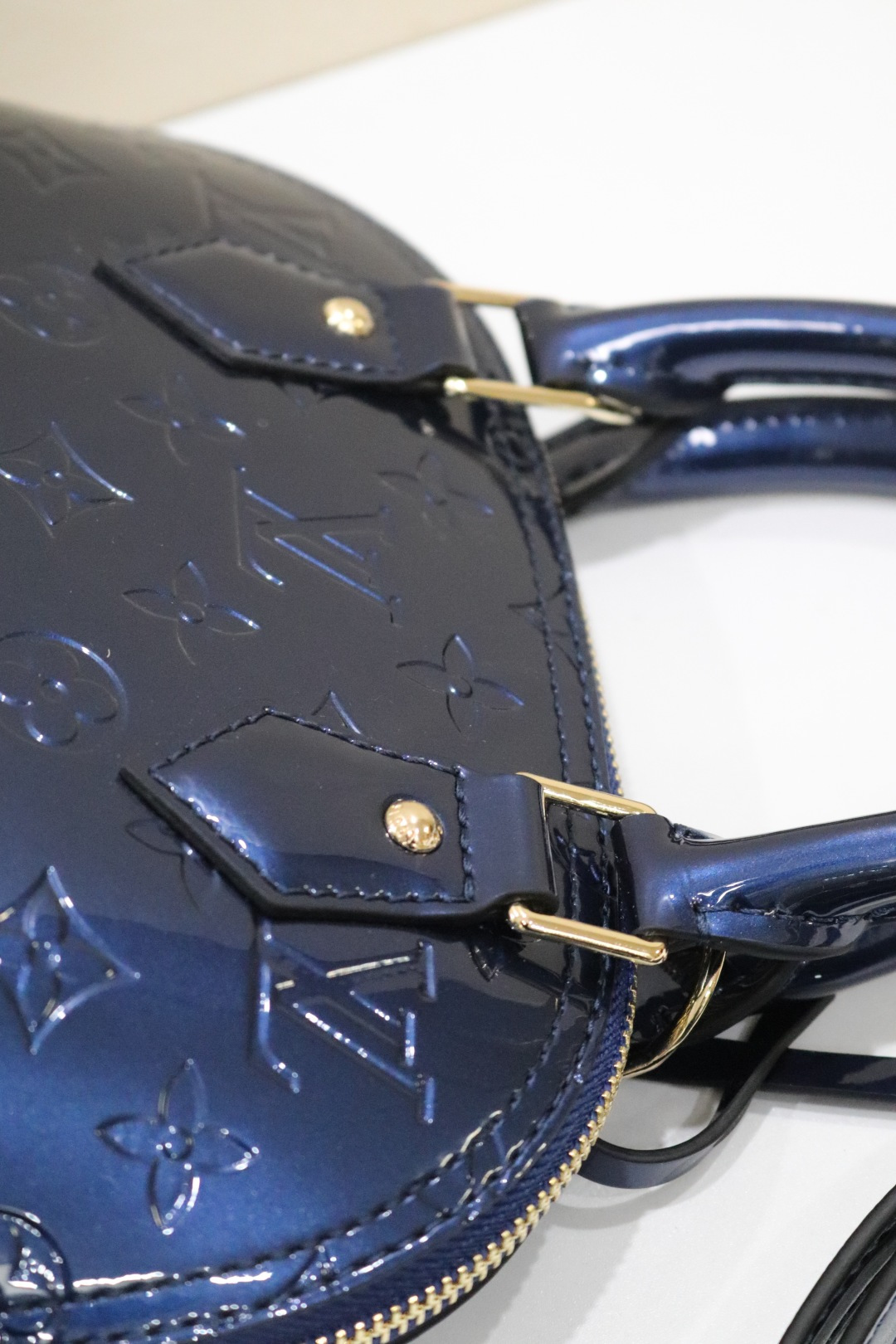 ルイヴィトン アルマBB ベルベットエピレザーのクラシックハンドバッグ