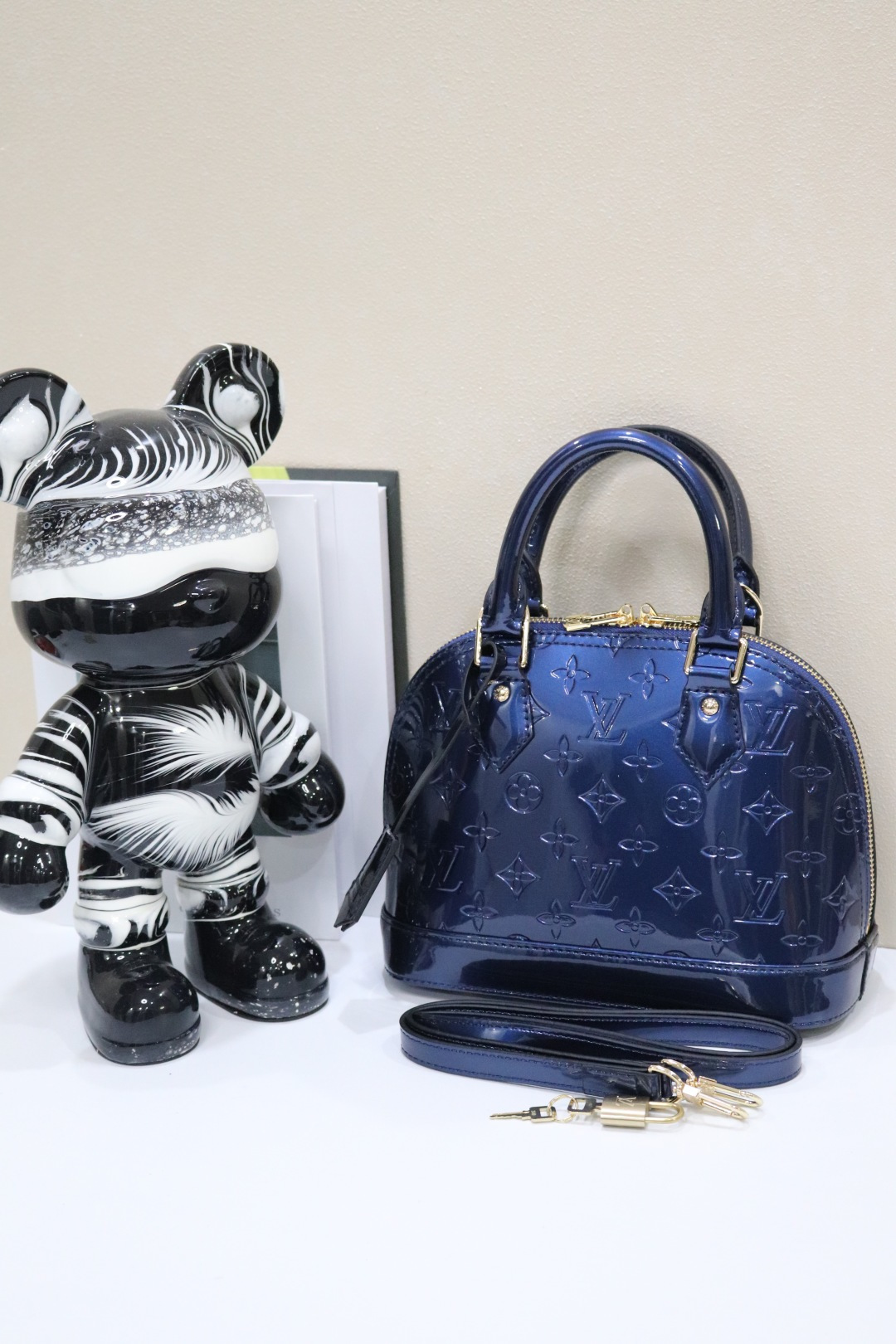 ルイヴィトン アルマBB ベルベットエピレザーのクラシックハンドバッグ