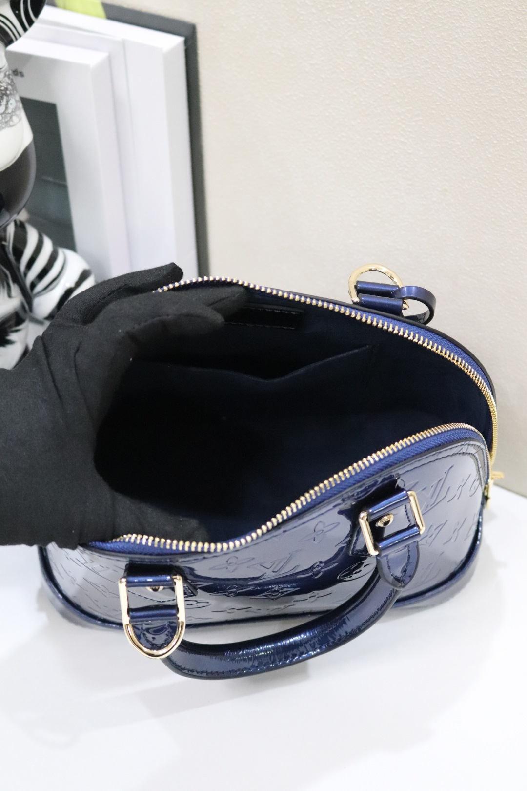 ルイヴィトン アルマBB ベルベットエピレザーのクラシックハンドバッグ