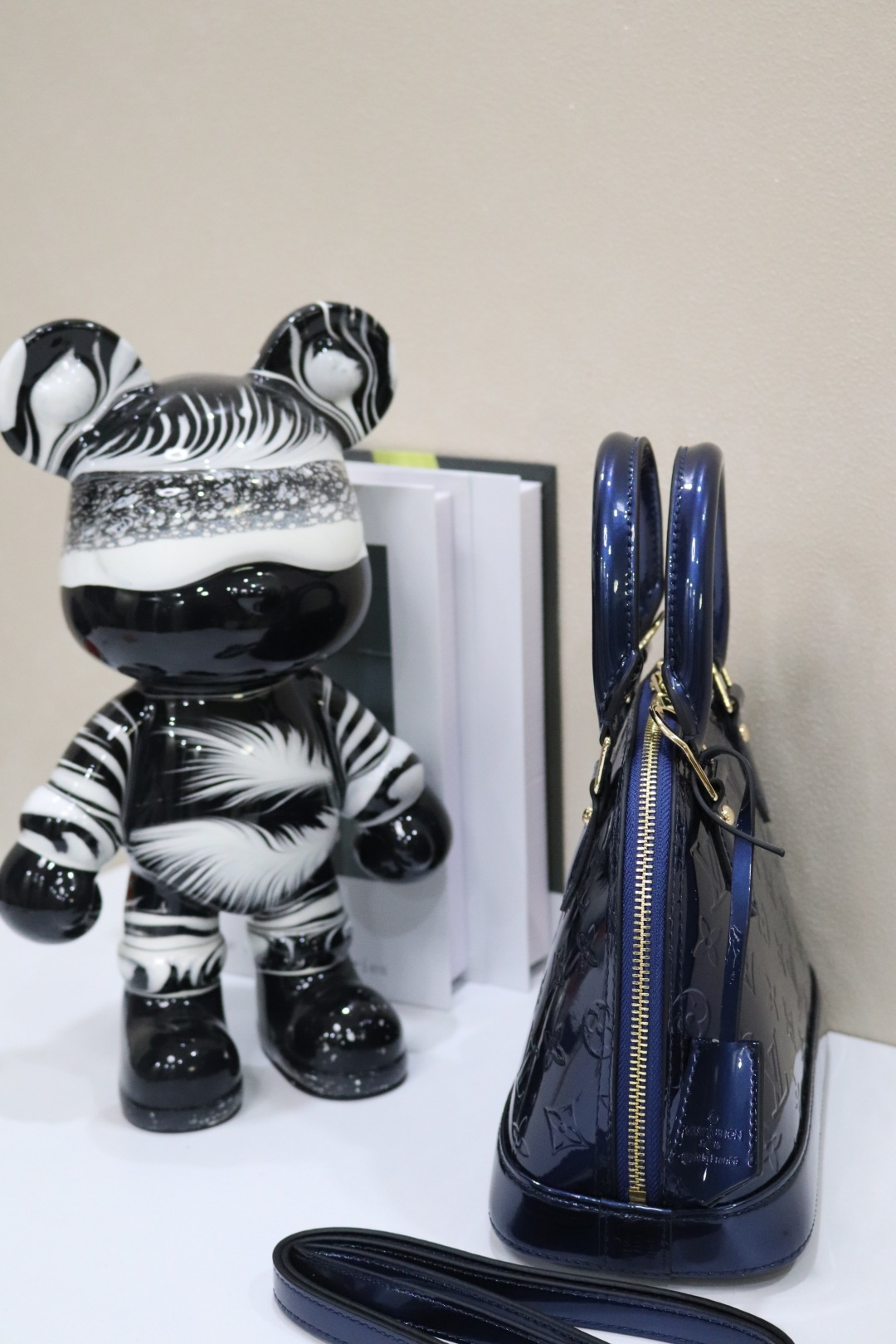 ルイヴィトン アルマBB ベルベットエピレザーのクラシックハンドバッグ