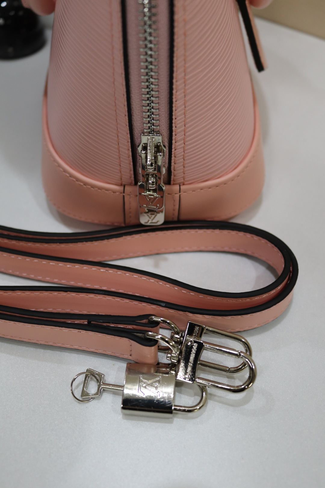 ルイ・ヴィトン Alma BB 水波纹贝壳包