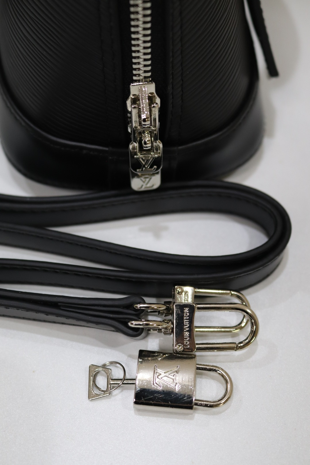 ルイ・ヴィトン Alma BB 水波纹贝壳包 - クラシックなデザインの現代版