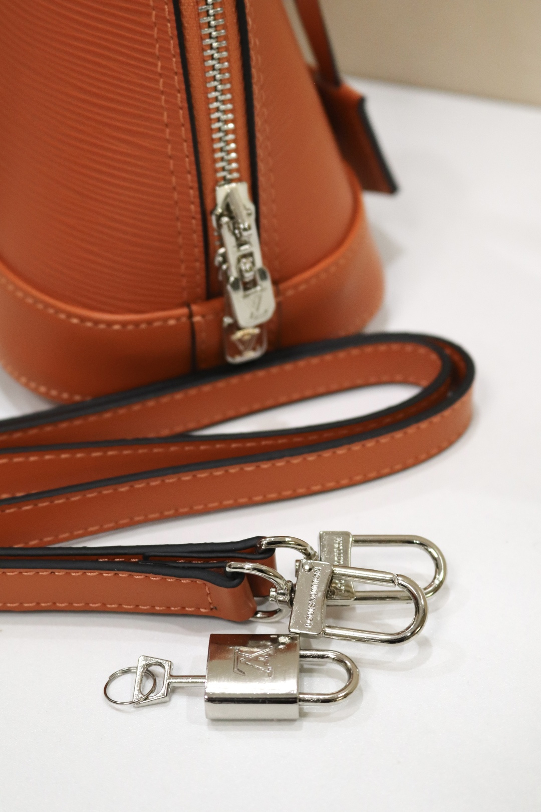 ルイ・ヴィトン Alma BB 水波纹贝壳包 - クラシックでエレガントなデザイン