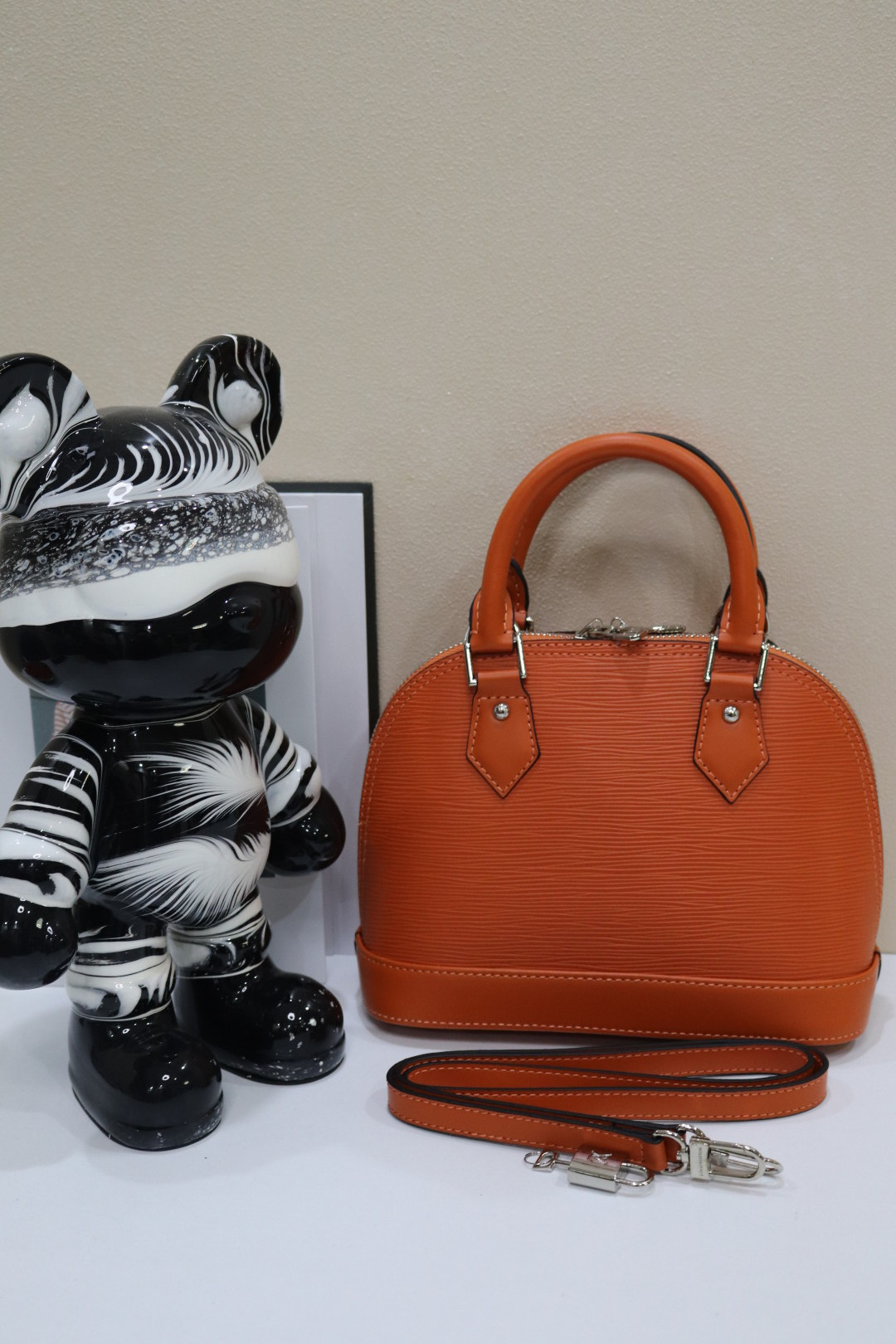 ルイ・ヴィトン Alma BB 水波纹贝壳包 - クラシックでエレガントなデザイン