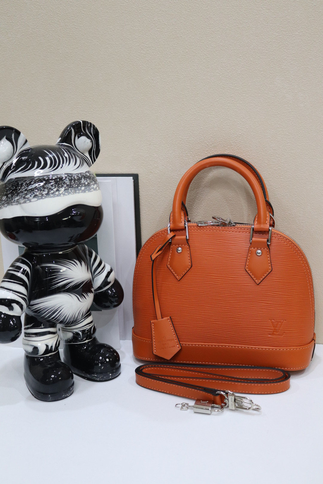 ルイ・ヴィトン Alma BB 水波纹贝壳包 - クラシックでエレガントなデザイン