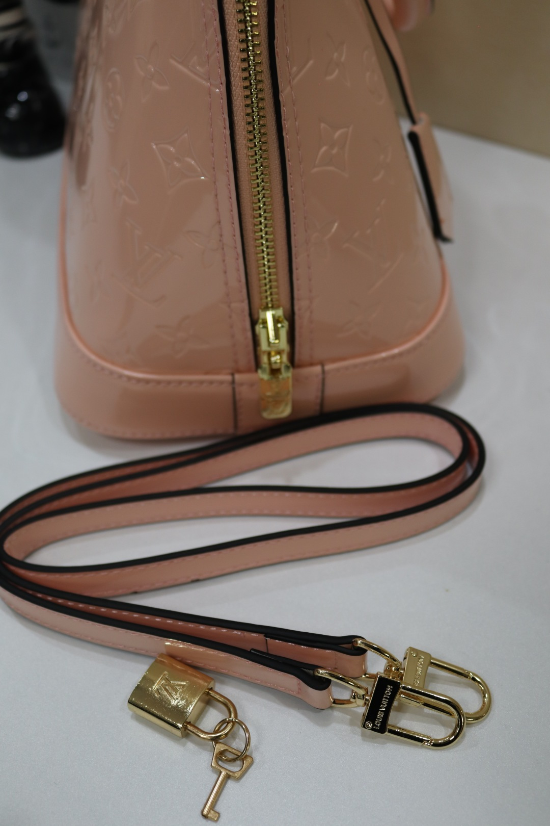 ルイ・ヴィトン Alma BB 漆皮ベイカーブバッグ