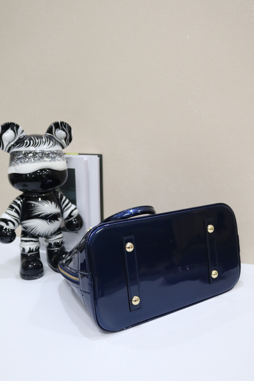 ルイ・ヴィトン アルマ BB 漆皮圧花ベッカバッグ