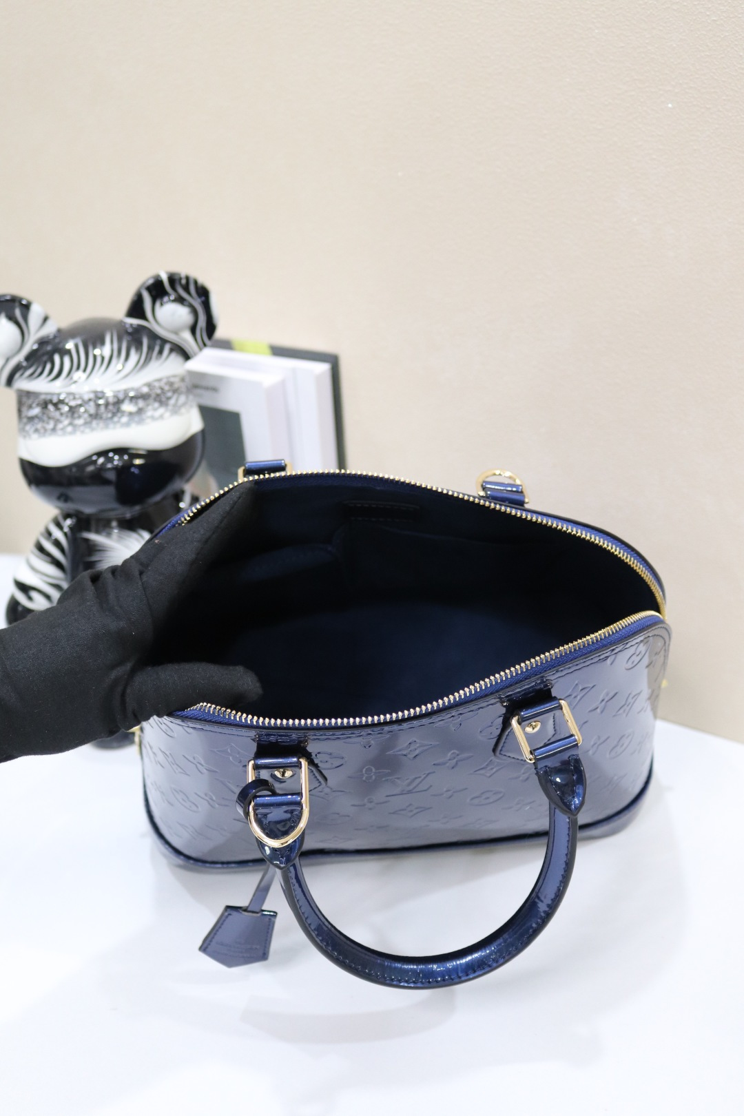 ルイ・ヴィトン アルマ BB 漆皮圧花ベッカバッグ