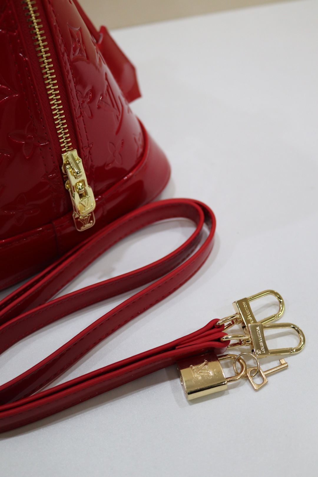 ルイ・ヴィトン Alma BB 漆皮圧花ベッカバッグ