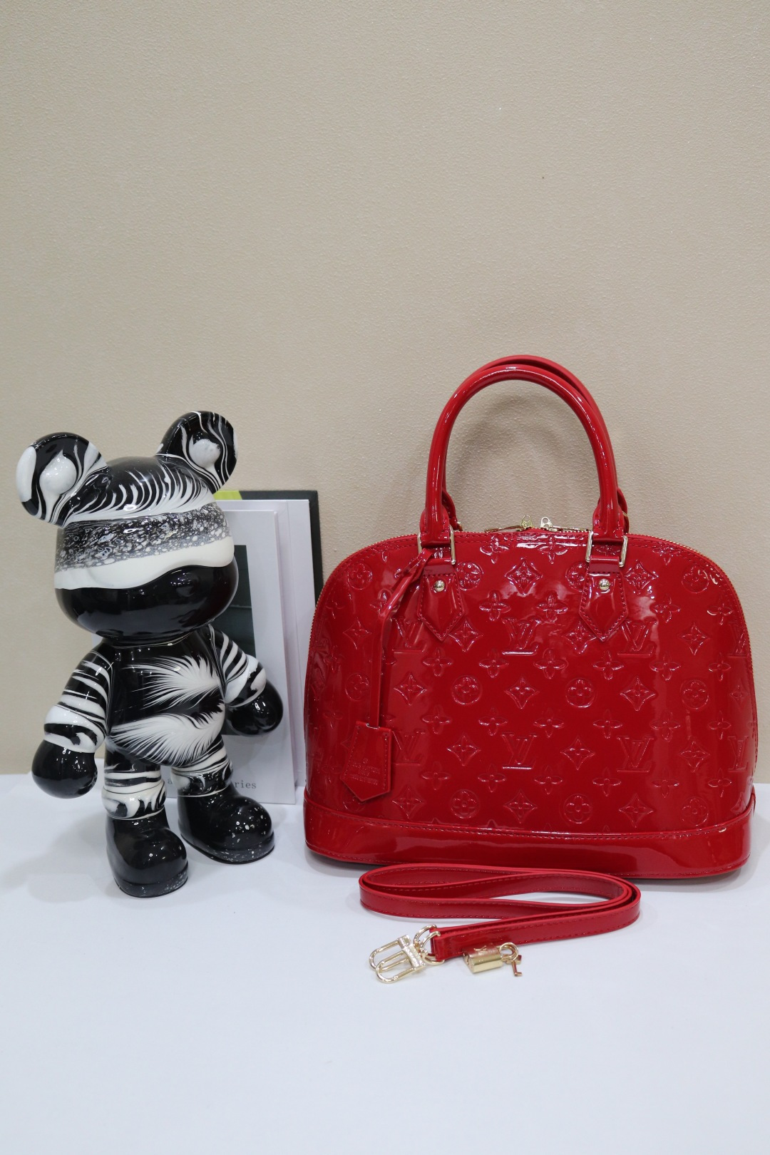 ルイ・ヴィトン Alma BB 漆皮圧花ベッカバッグ