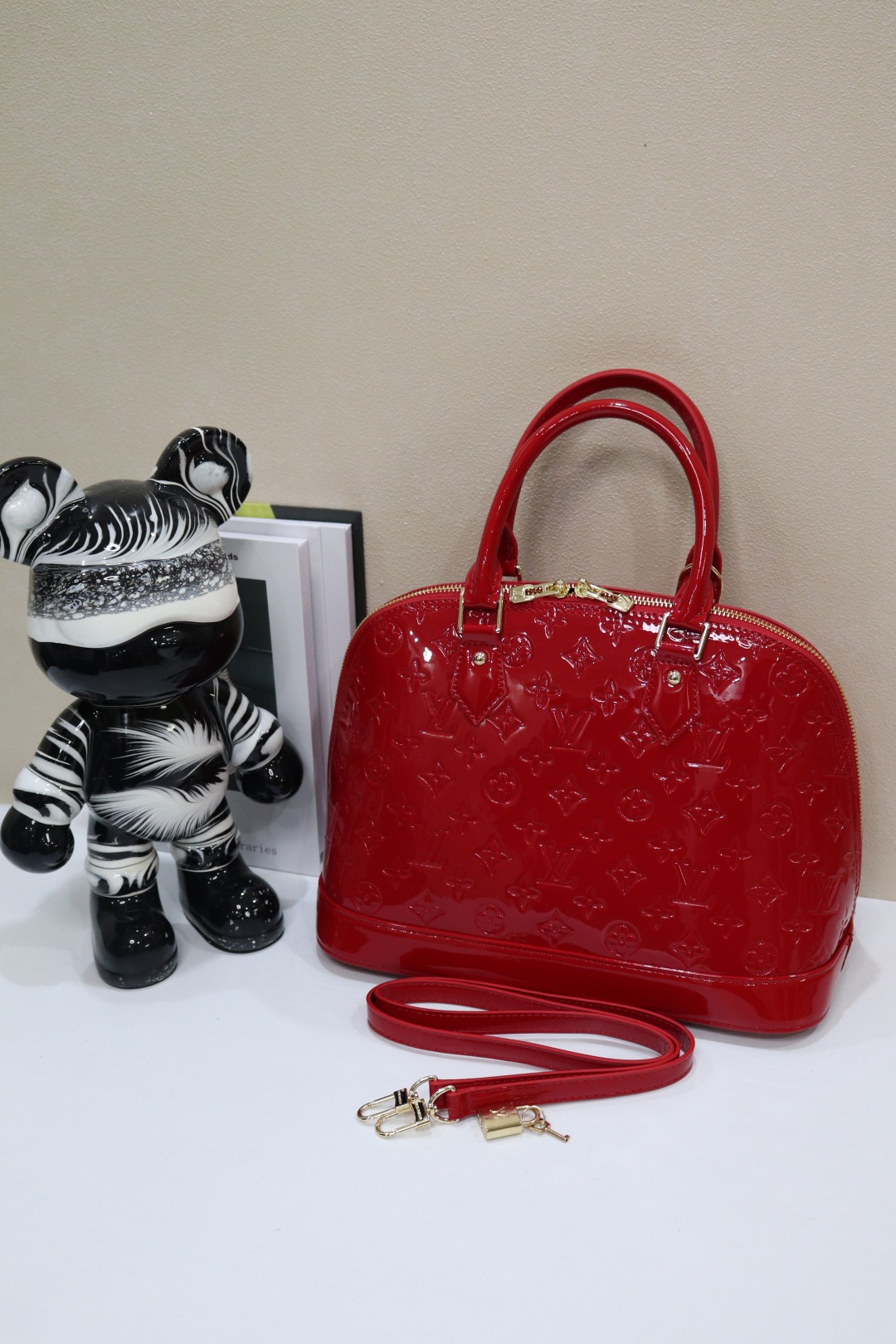 ルイ・ヴィトン Alma BB 漆皮圧花ベッカバッグ