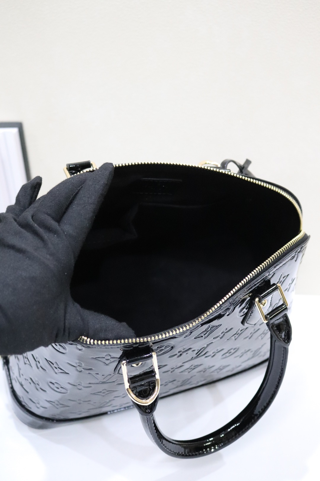 ルイヴィトン Alma BB 漆皮圧花ベッカンバッグ