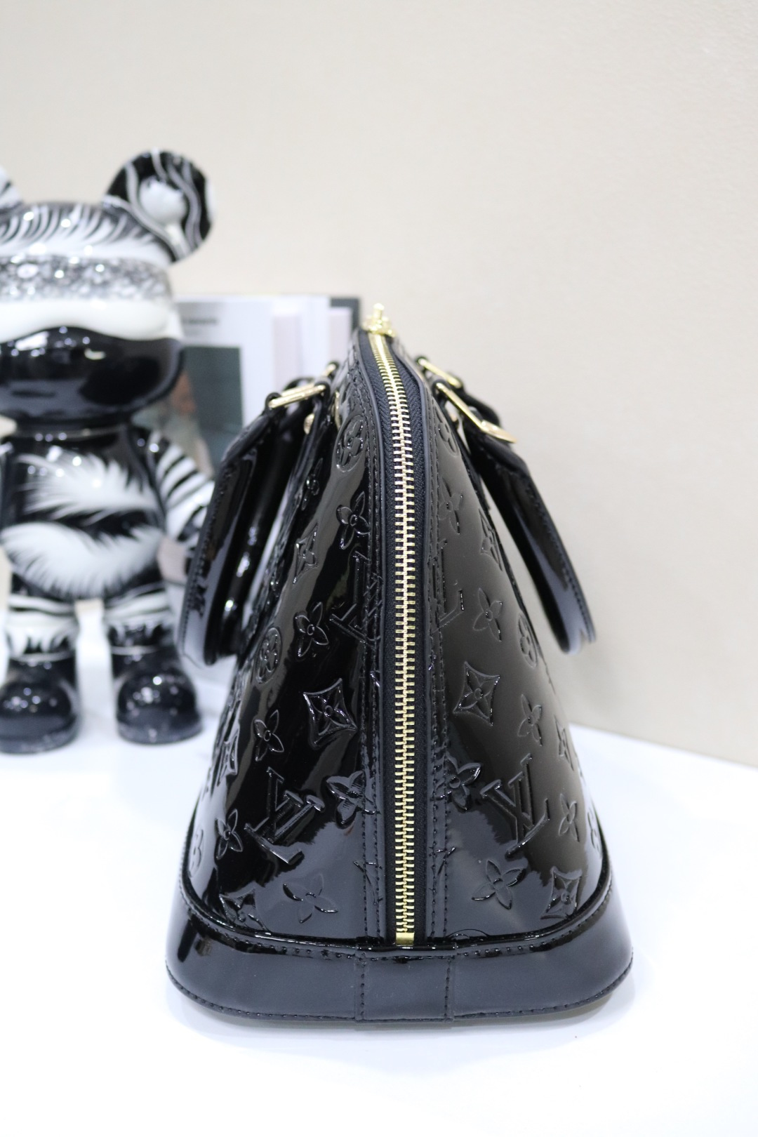 ルイヴィトン Alma BB 漆皮圧花ベッカンバッグ