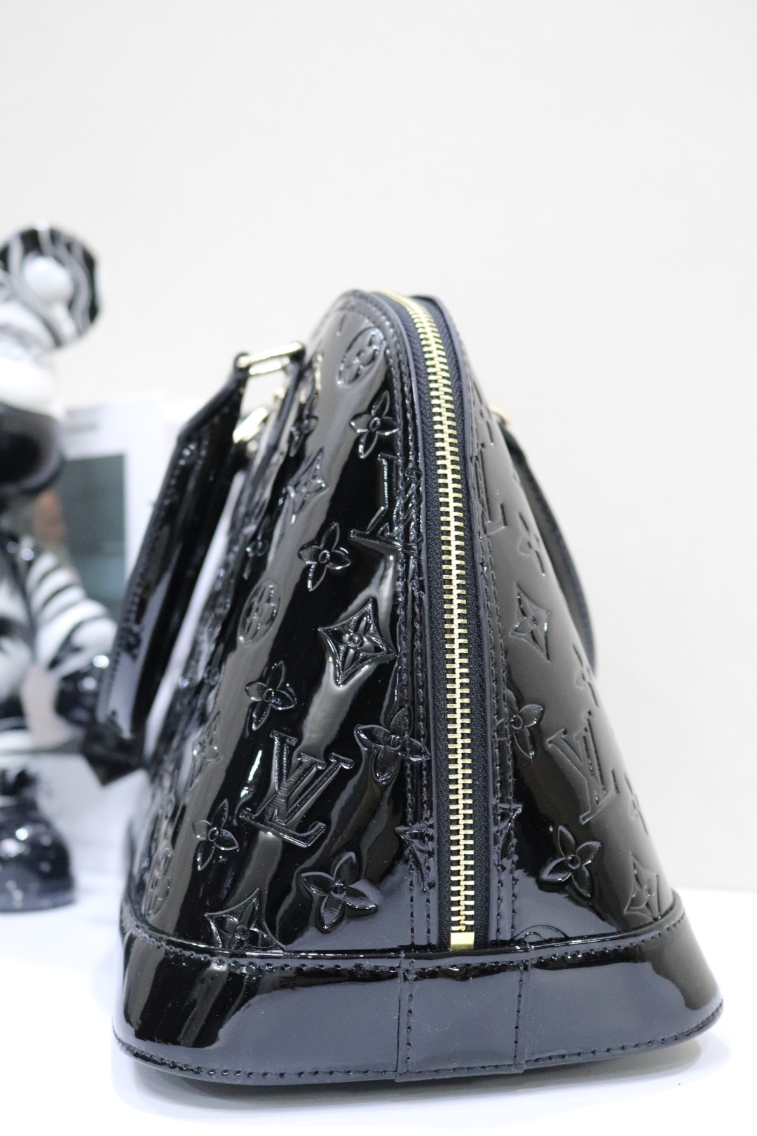 ルイヴィトン Alma BB 漆皮圧花ベッカンバッグ