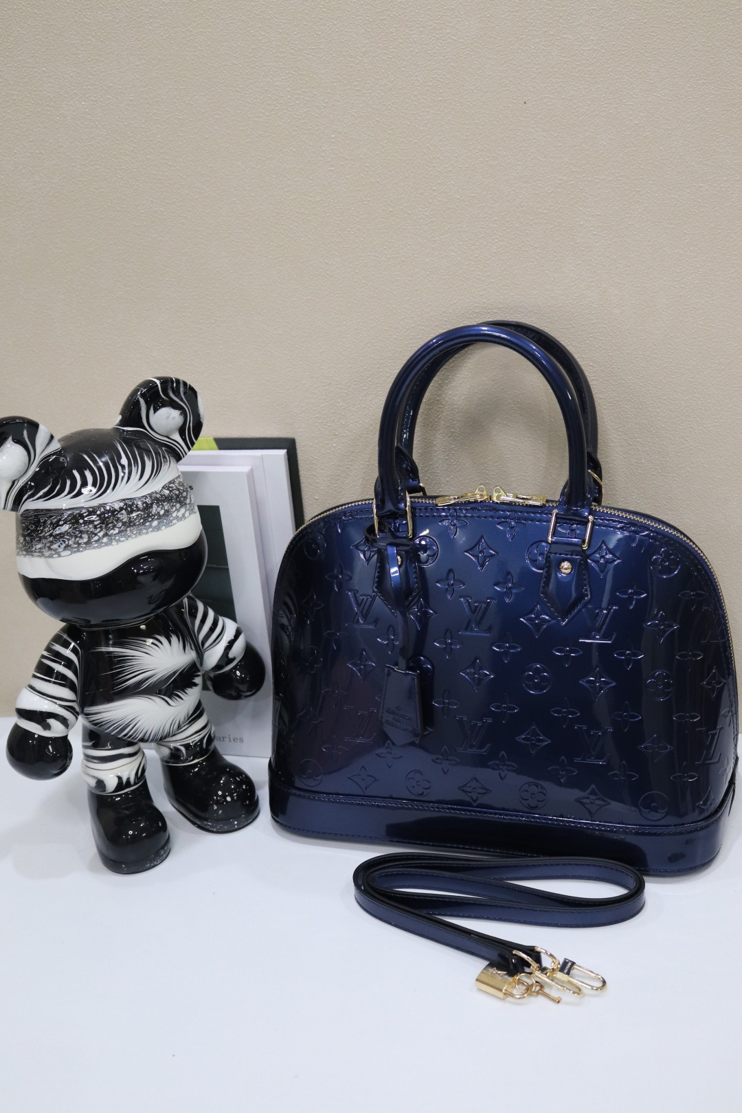 ルイ・ヴィトン アルマ BB 漆皮圧花ベッカバッグ