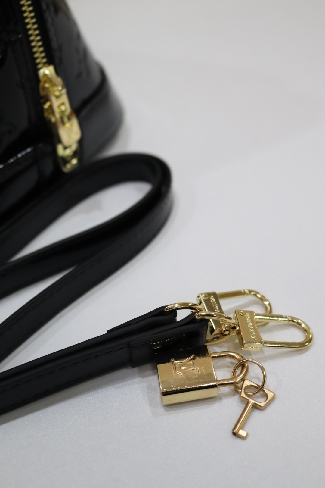 ルイヴィトン Alma BB 漆皮圧花ベッカンバッグ