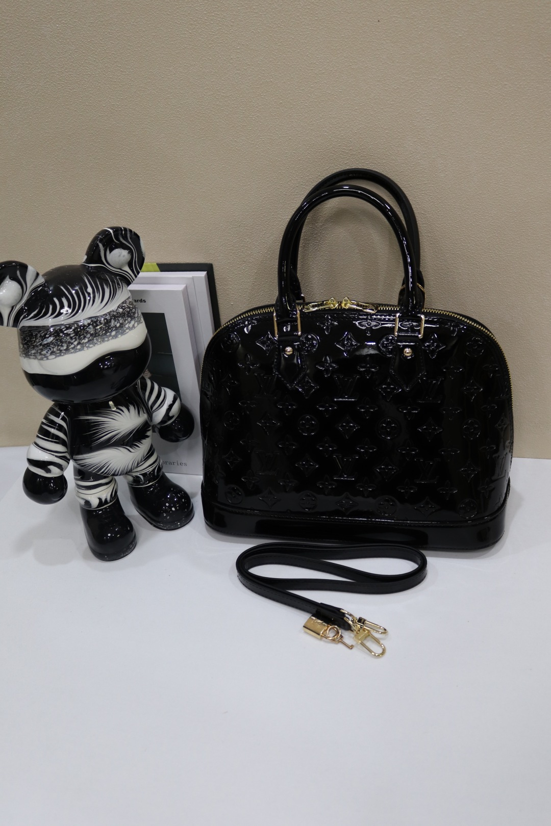 ルイヴィトン Alma BB 漆皮圧花ベッカンバッグ