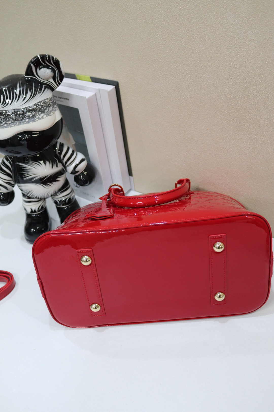 ルイ・ヴィトン Alma BB 漆皮圧花ベッカバッグ