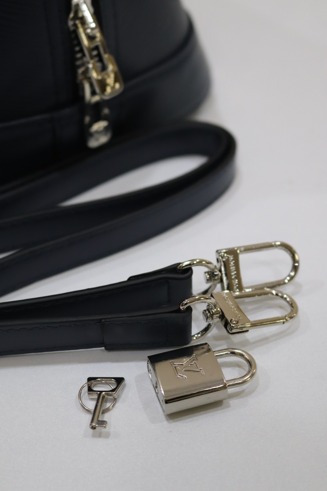 ルイ・ヴィトン Alma BB 水波纹贝壳包