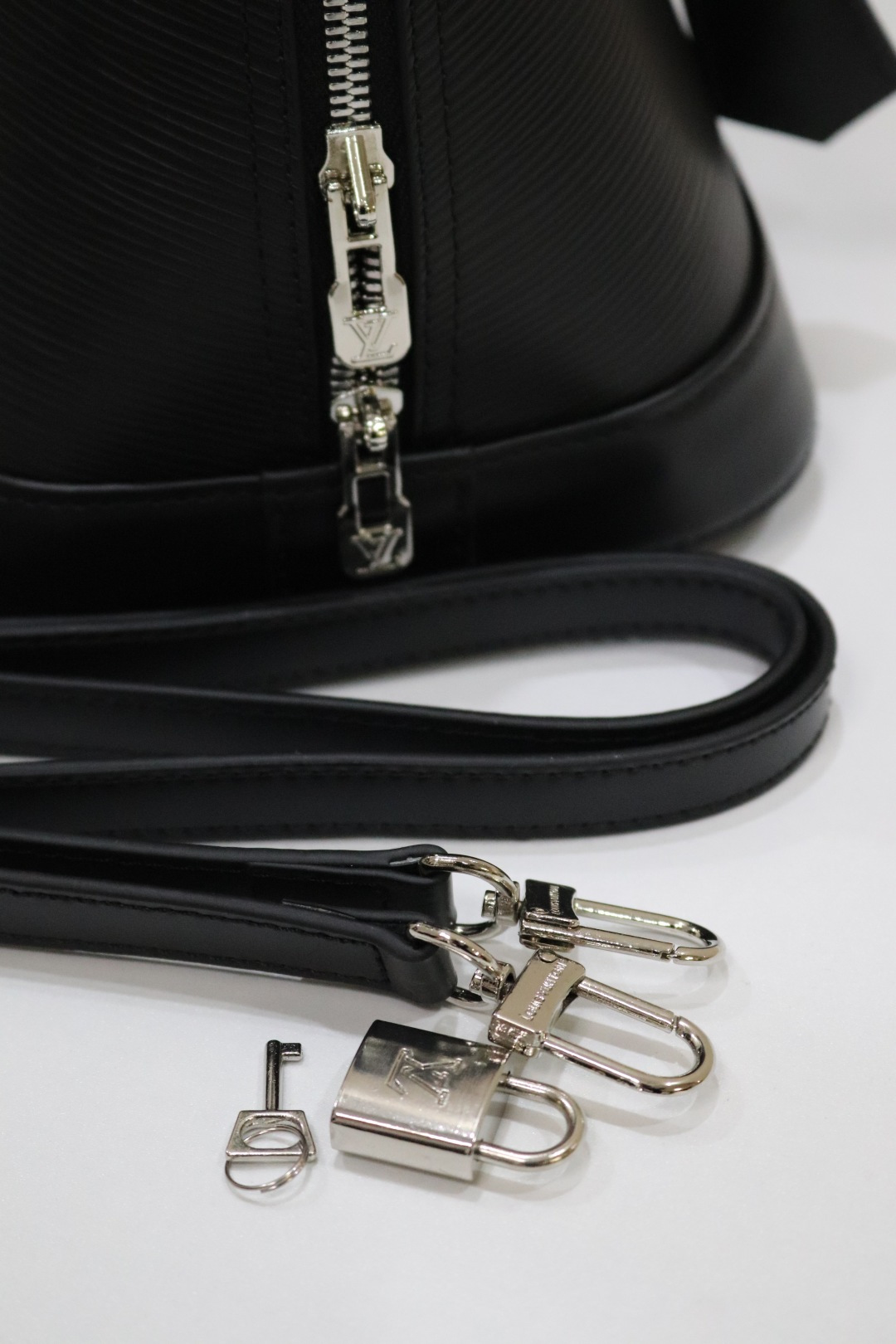 ルイ・ヴィトン Alma BB 水波纹贝壳包