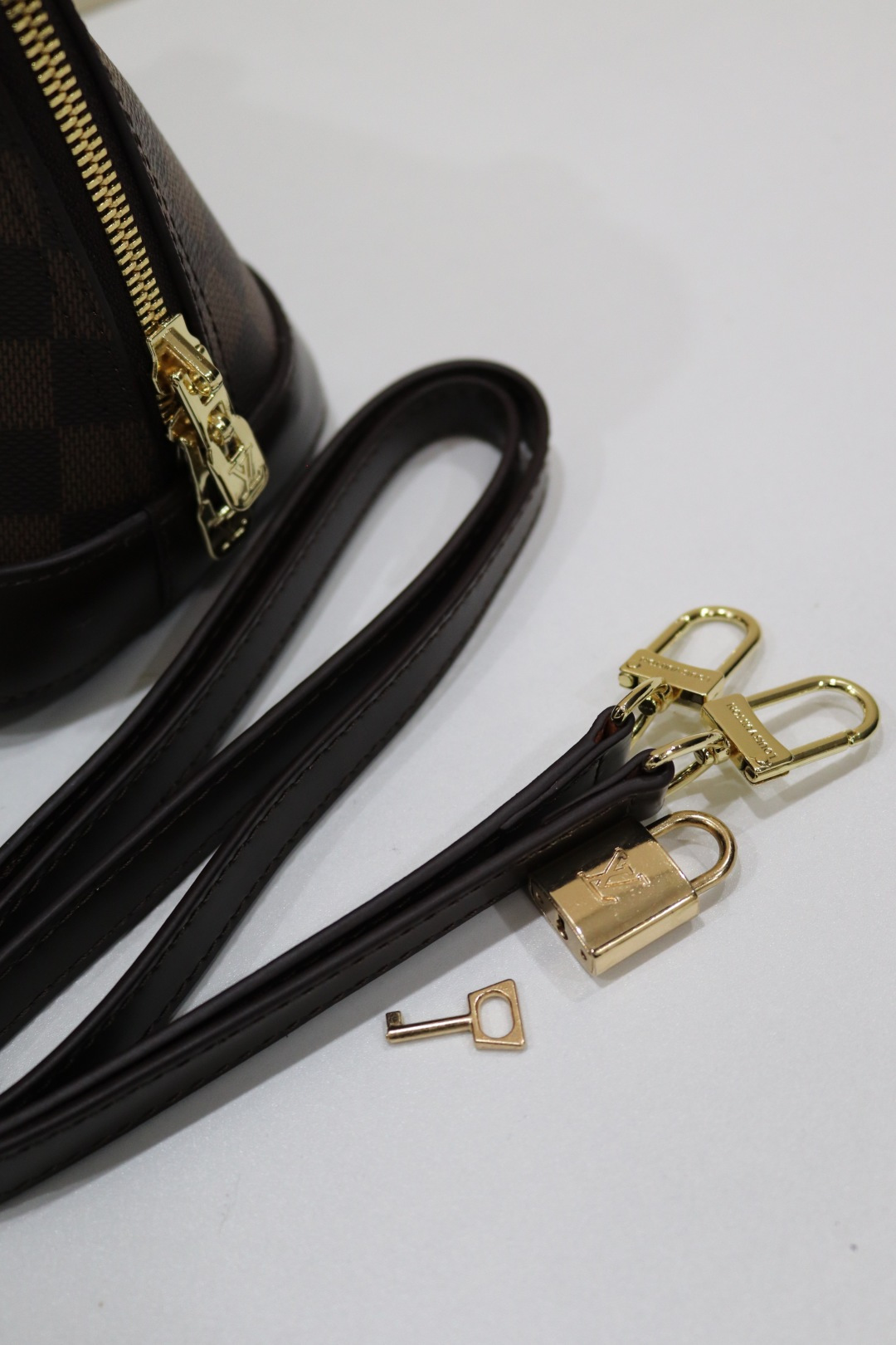 高品質な本革製ベッコウ型ショルダーバッグ