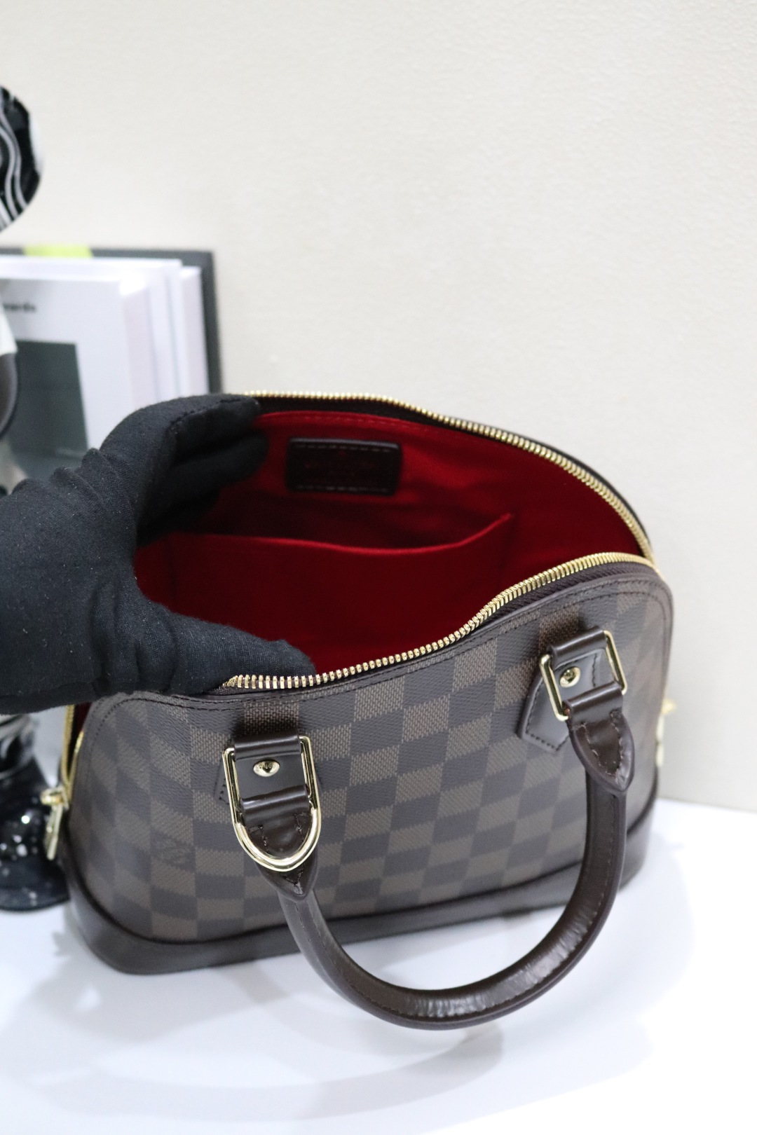 高品質な本革製ベッコウ型ショルダーバッグ