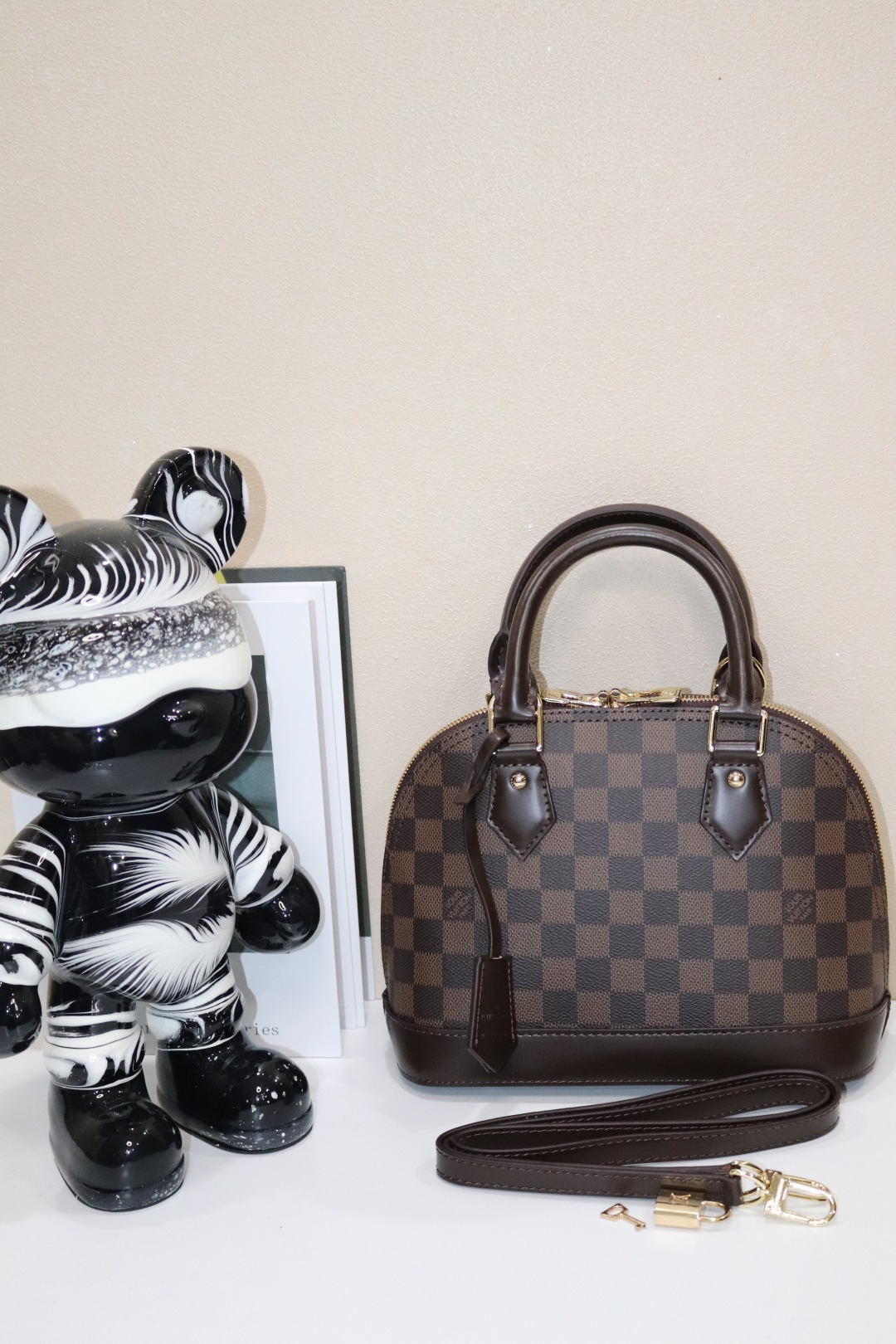 高品質な本革製ベッコウ型ショルダーバッグ