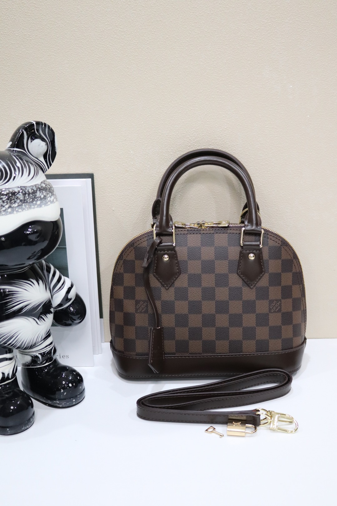 高品質な本革製ベッコウ型ショルダーバッグ