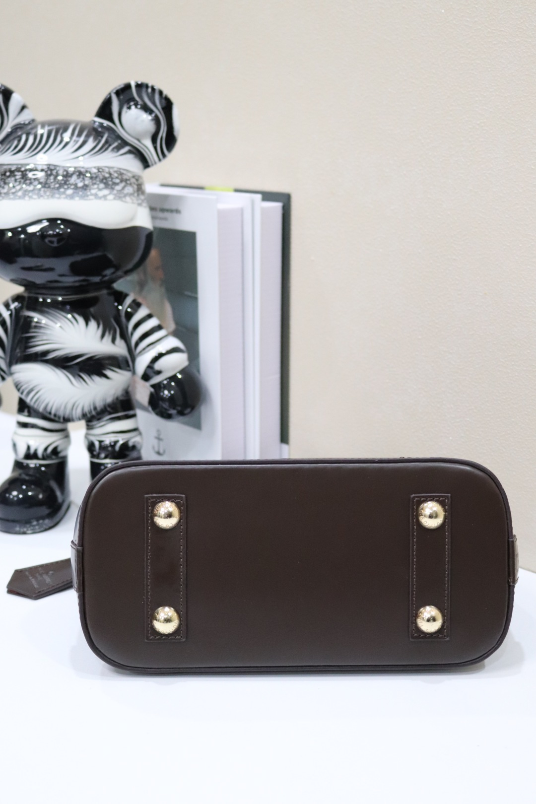 高品質な本革製ベッコウ型ショルダーバッグ