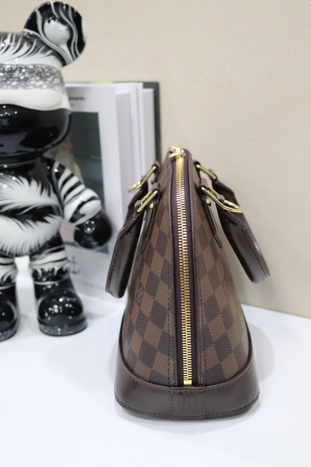 高品質な本革製ベッコウ型ショルダーバッグ