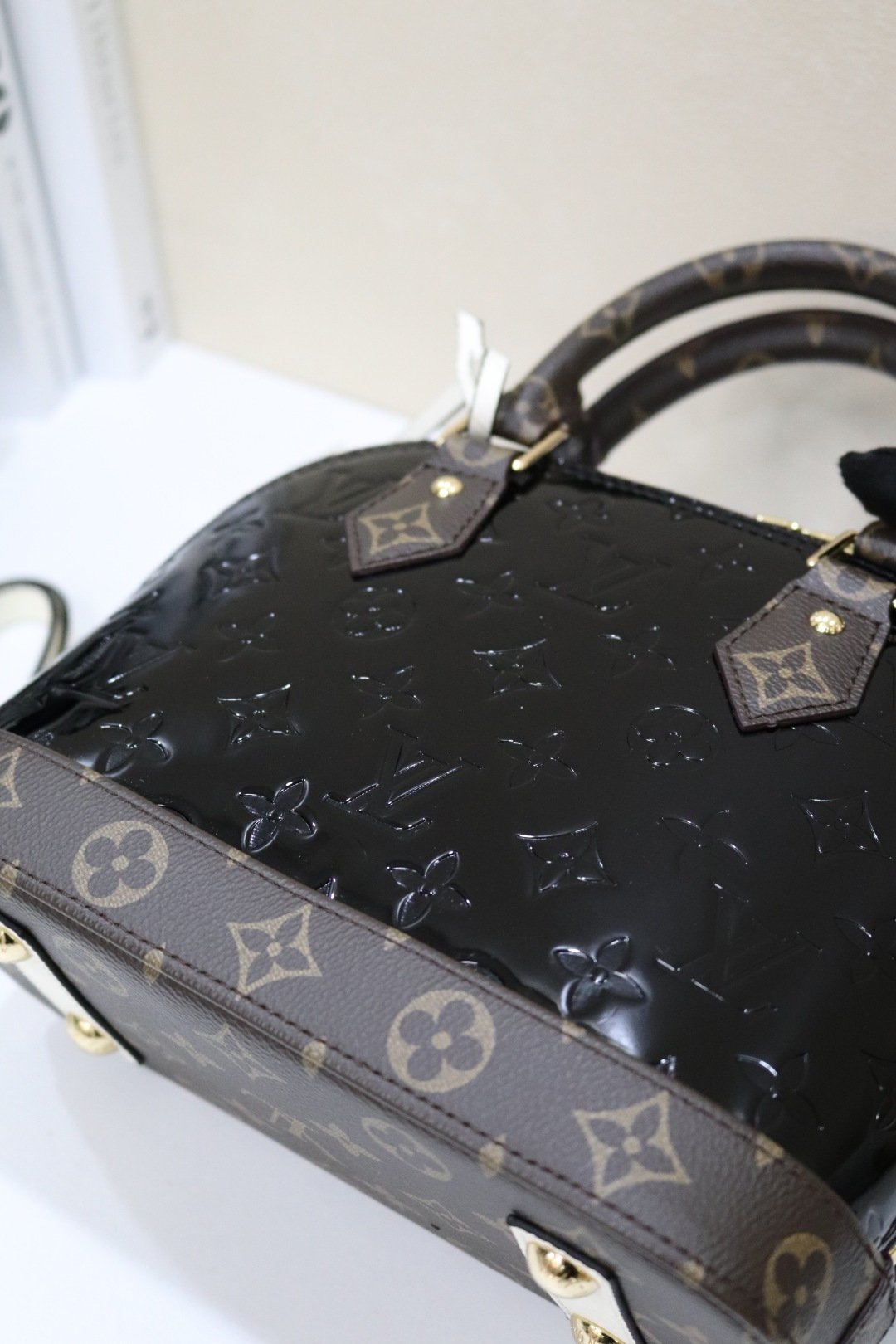 スタイリッシュなAlma手袋 - 個性と洗練を兼ね備えたデザイン