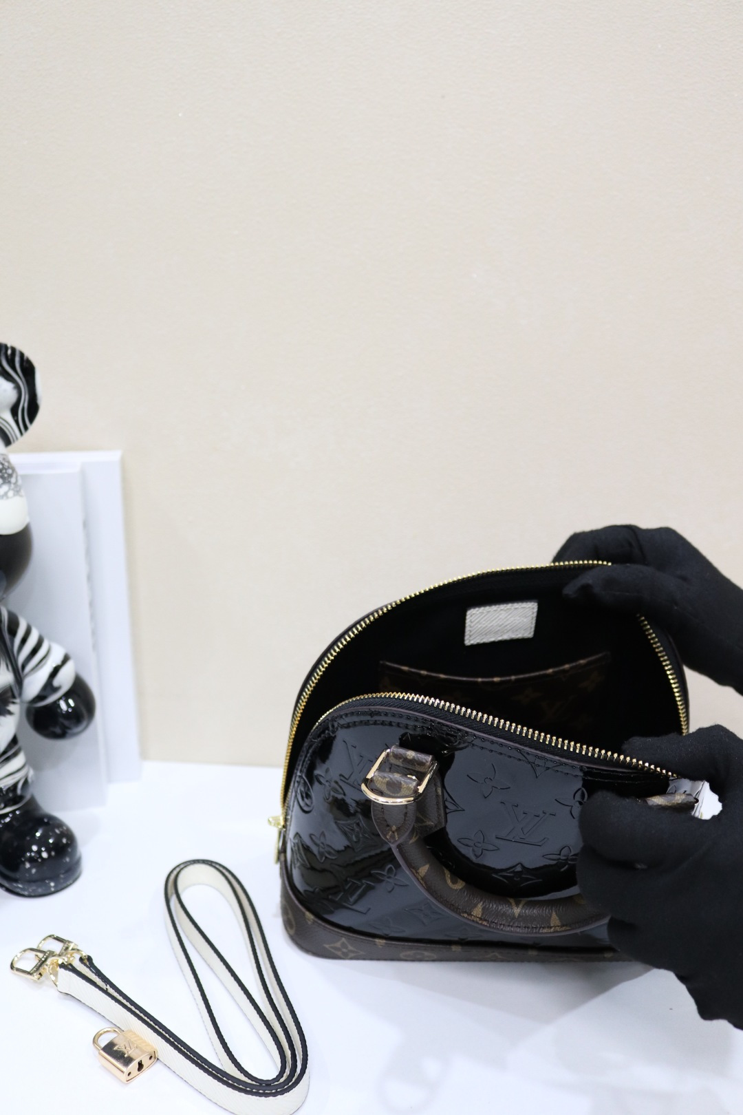 スタイリッシュなAlma手袋 - 個性と洗練を兼ね備えたデザイン