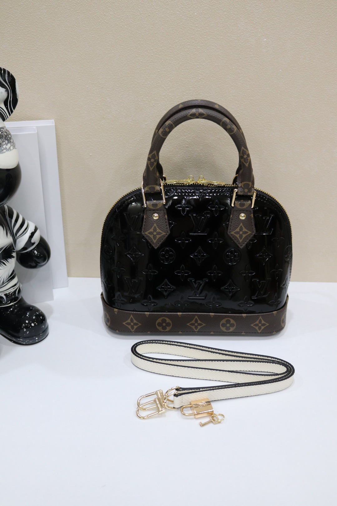 スタイリッシュなAlma手袋 - 個性と洗練を兼ね備えたデザイン