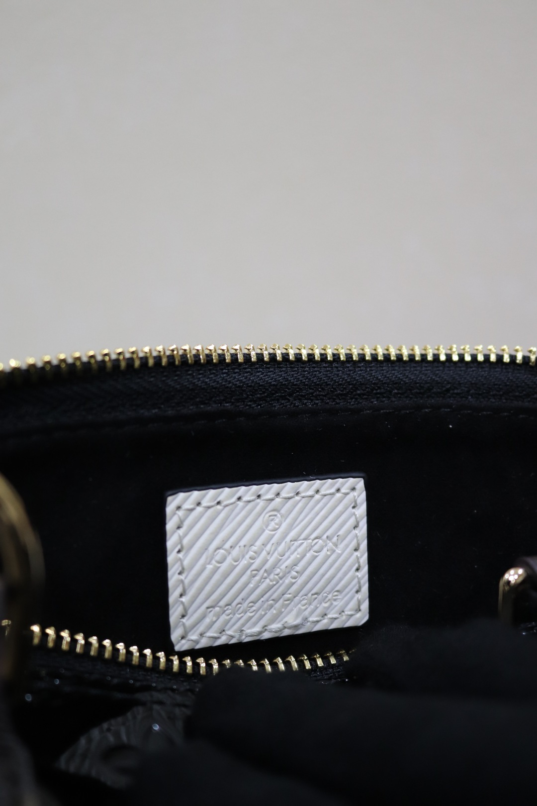 スタイリッシュなAlma手袋 - 個性と洗練を兼ね備えたデザイン