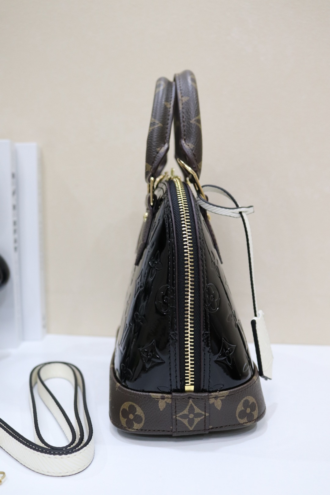 スタイリッシュなAlma手袋 - 個性と洗練を兼ね備えたデザイン