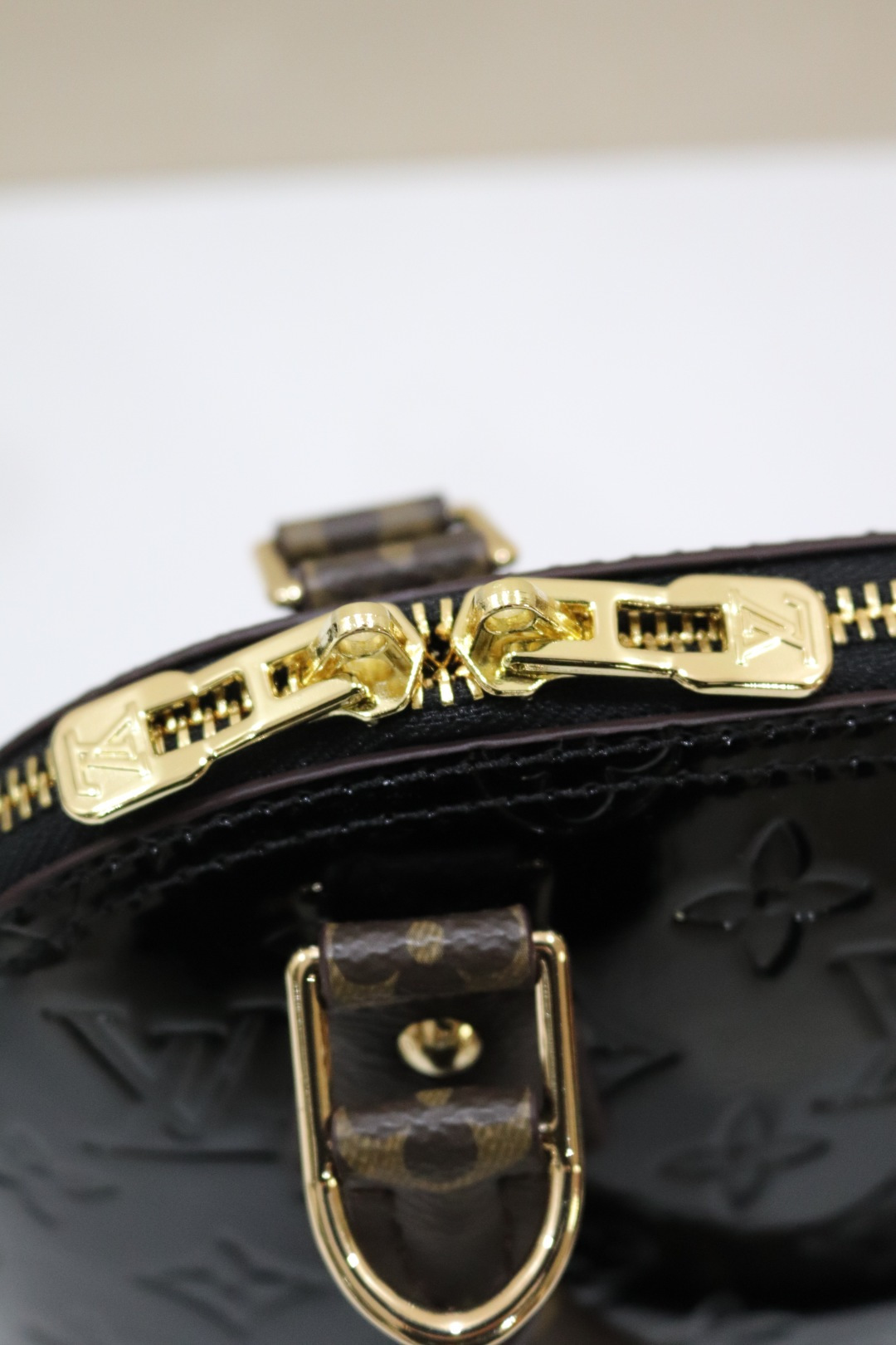 スタイリッシュなAlma手袋 - 個性と洗練を兼ね備えたデザイン