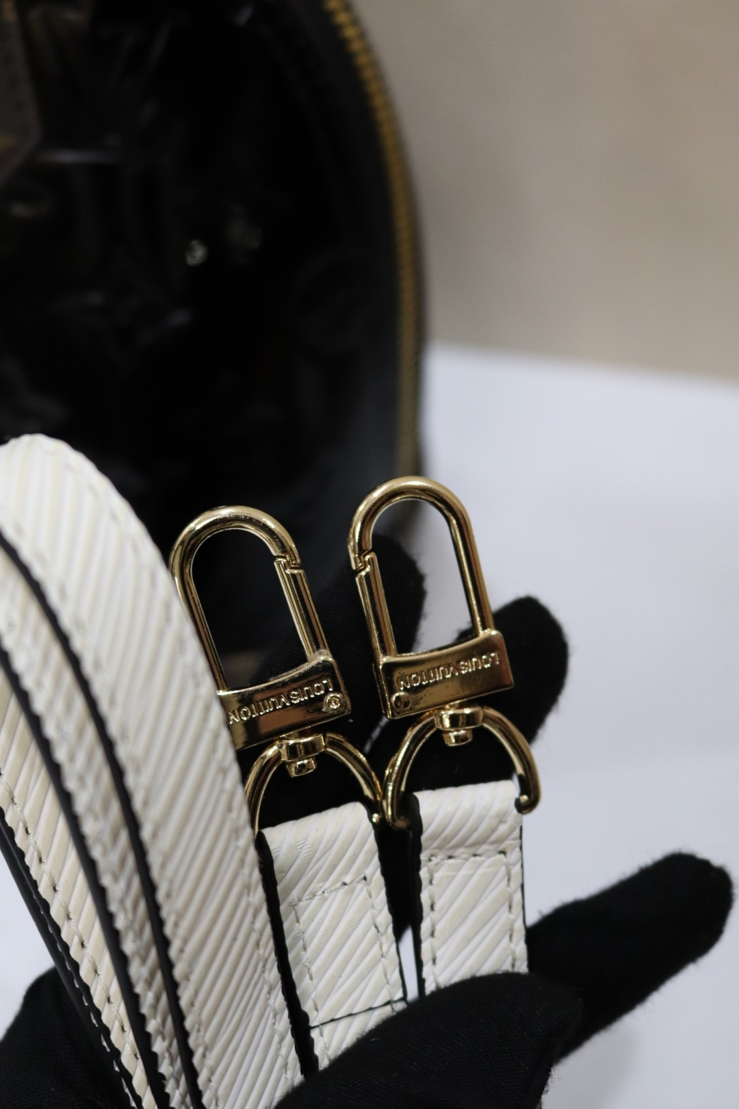 スタイリッシュなAlma手袋 - 個性と洗練を兼ね備えたデザイン