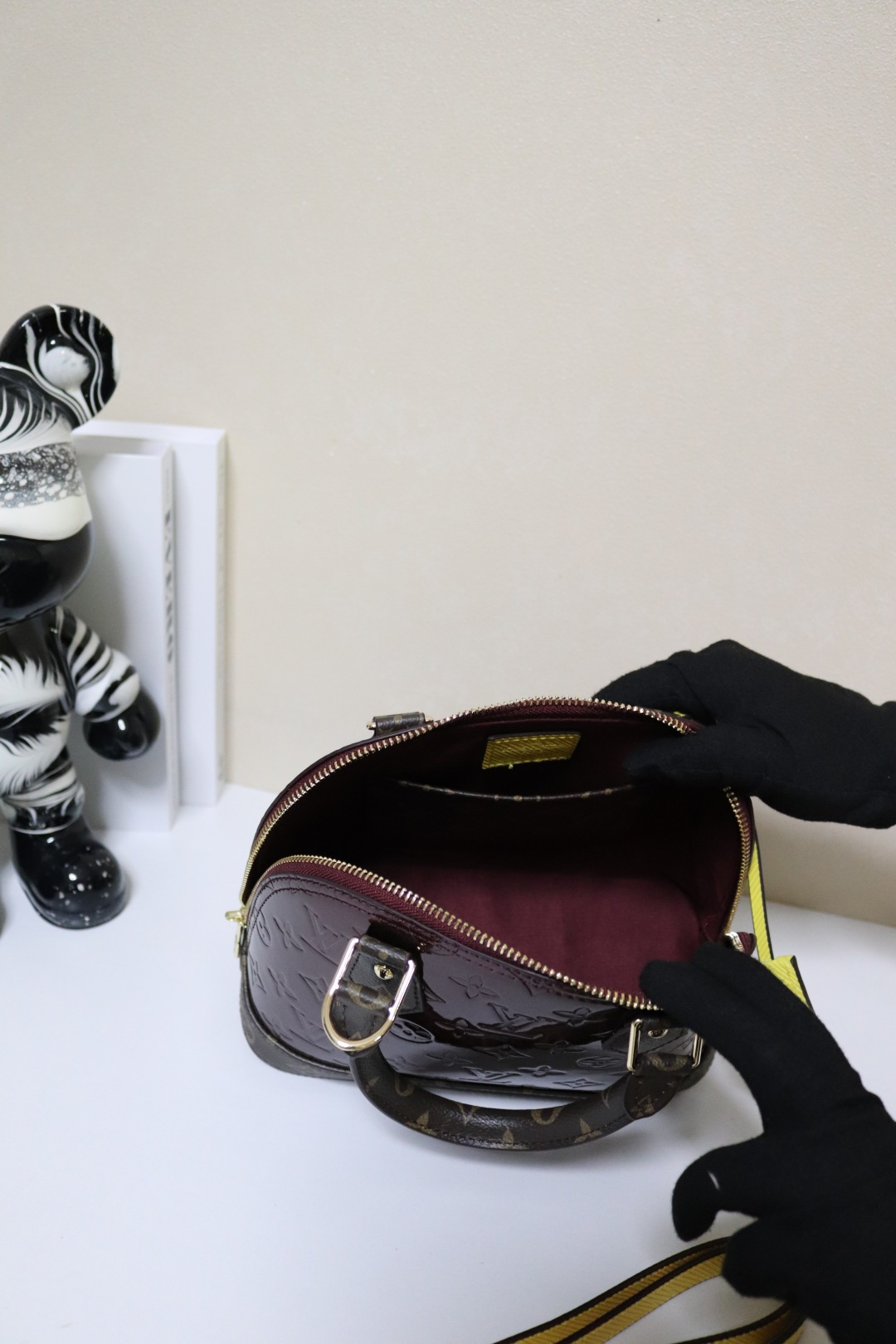 スタイリッシュなAlma手袋 - 個性的なデザインと高品質な素材