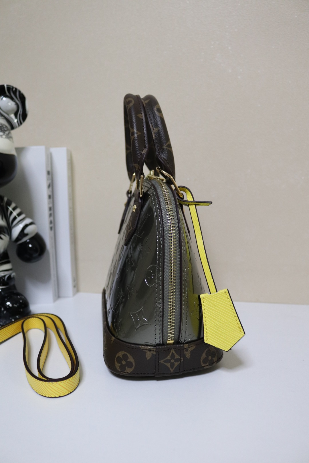 洗練されたデザインのAlma手袋 - モダンな金属光仕上げ