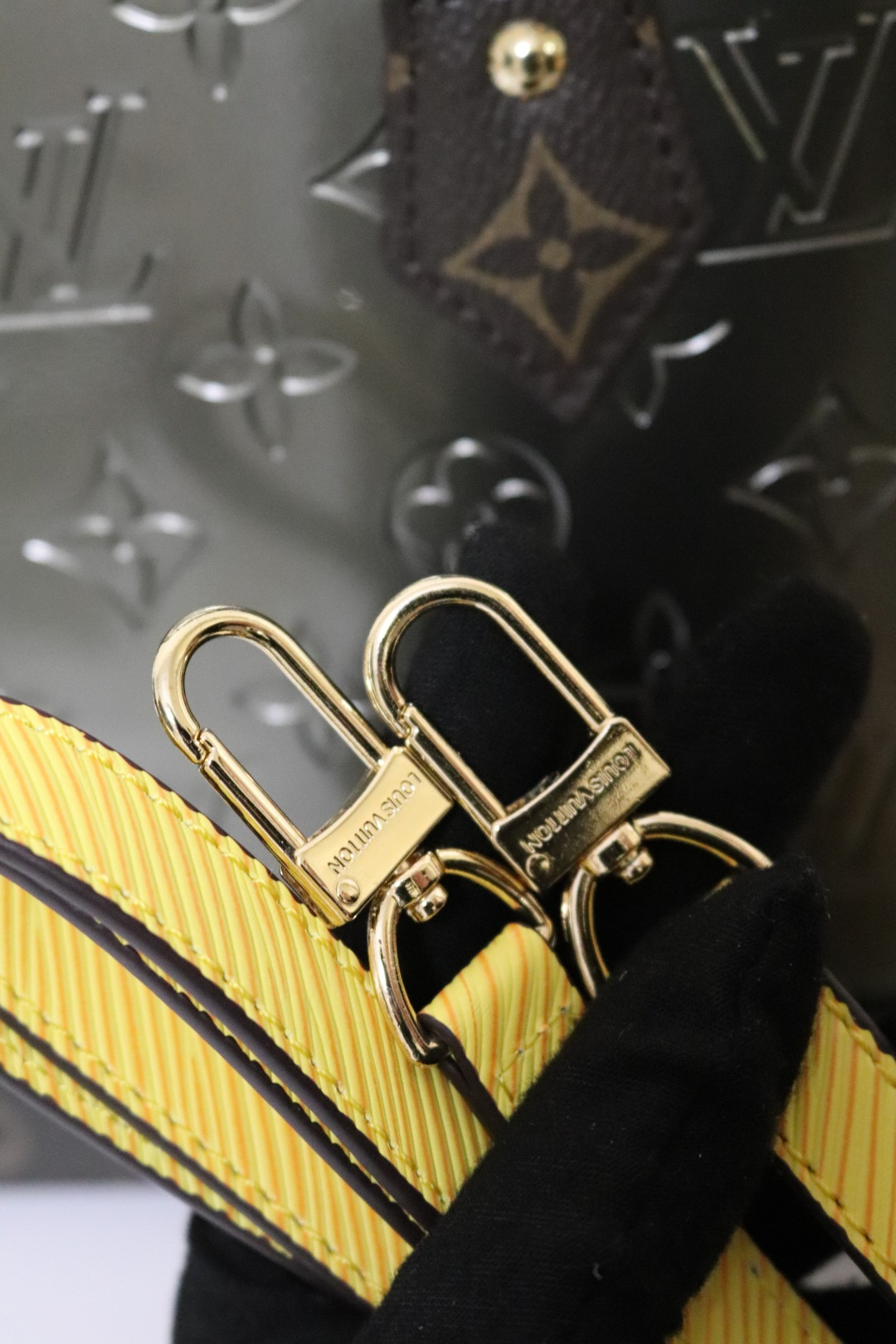 洗練されたデザインのAlma手袋 - モダンな金属光仕上げ