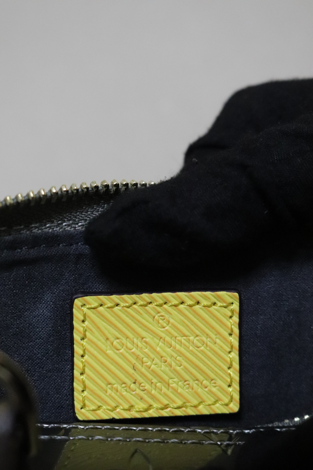 洗練されたデザインのAlma手袋 - モダンな金属光仕上げ