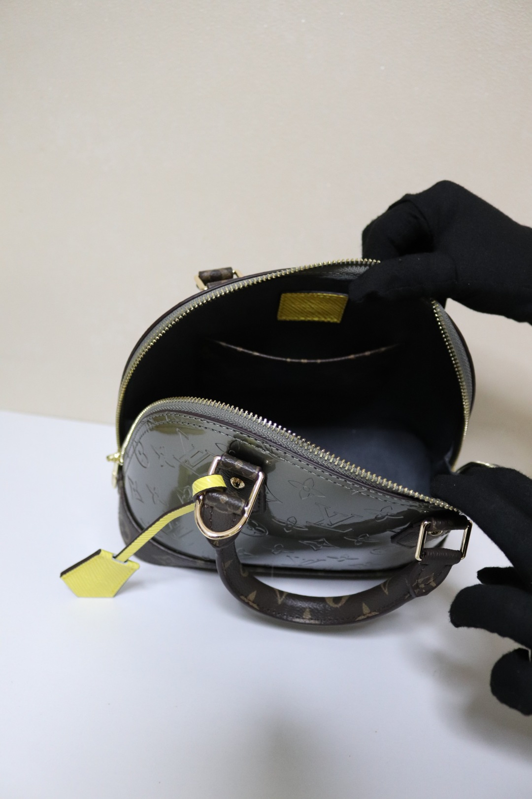 洗練されたデザインのAlma手袋 - モダンな金属光仕上げ